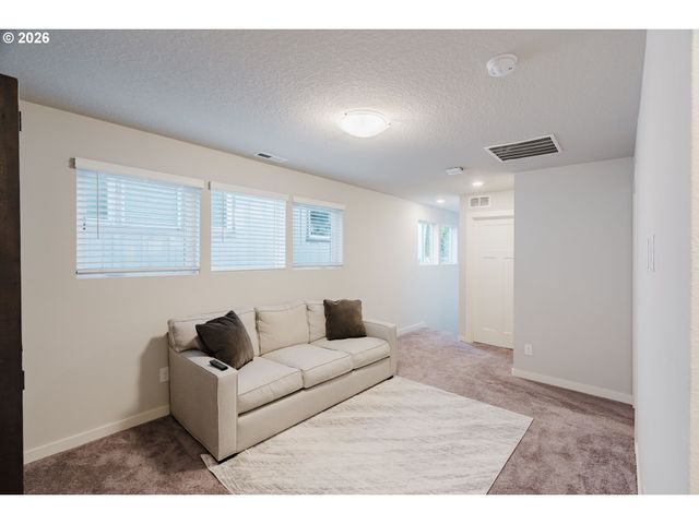 6268 Se HARKNESS Ln, Hillsboro, OR 97123