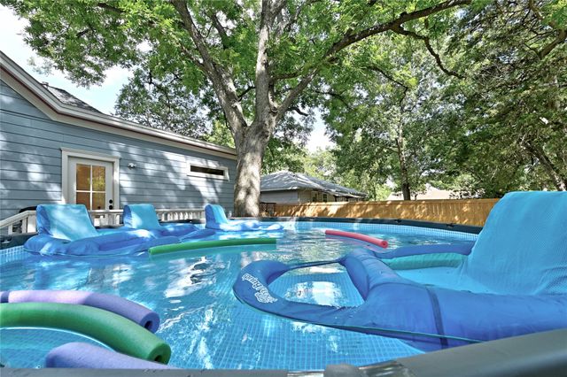 325 S Frio ST, Lockhart, TX 78644