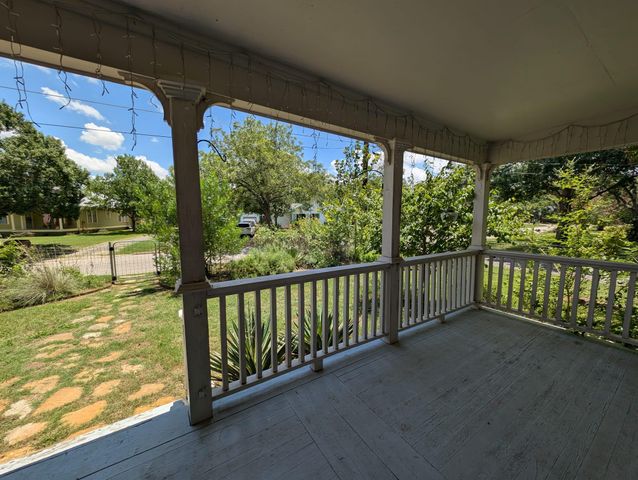 325 S Frio ST, Lockhart, TX 78644