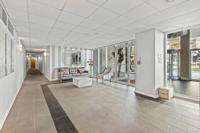 9001 Golf Road 5B, Des Plaines, IL 60016