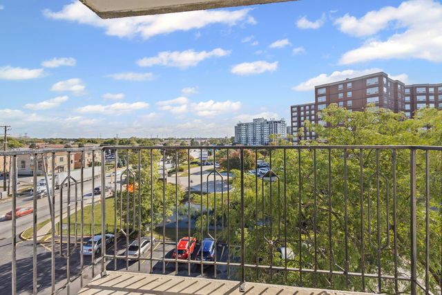 9001 Golf Road 5B, Des Plaines, IL 60016