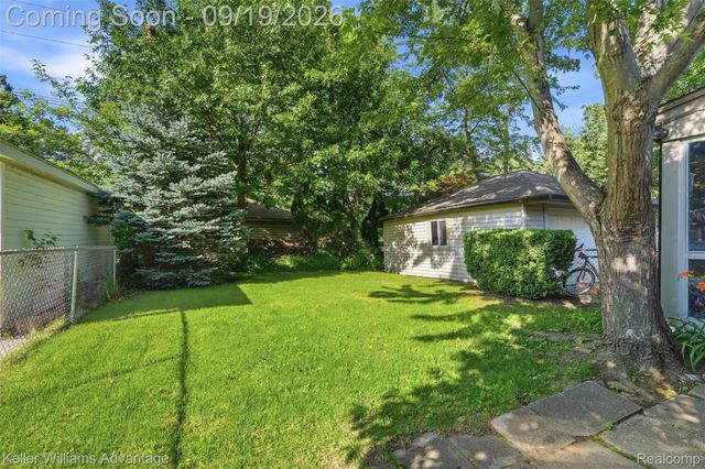21407 Broadstone Street, Harper Woods, MI 48225