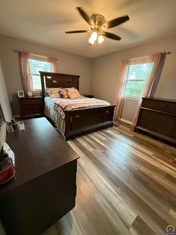 3411 SE Island CIR, Topeka, KS 66605