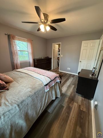 3411 SE Island CIR, Topeka, KS 66605
