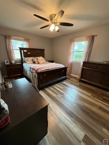 3411 SE Island CIR, Topeka, KS 66605