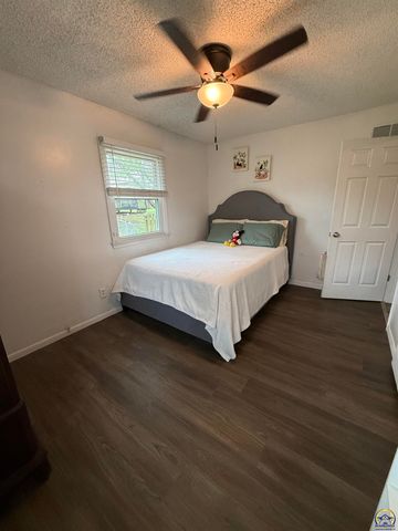 3411 SE Island CIR, Topeka, KS 66605
