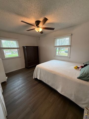 3411 SE Island CIR, Topeka, KS 66605