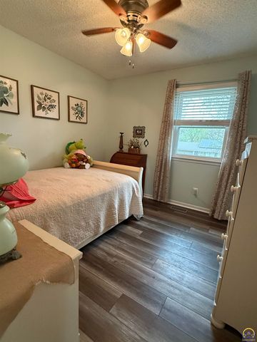 3411 SE Island CIR, Topeka, KS 66605