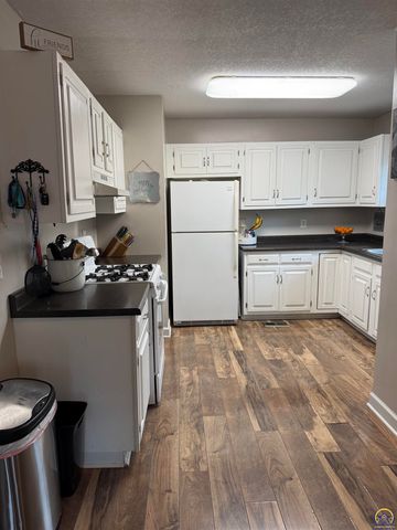 3411 SE Island CIR, Topeka, KS 66605
