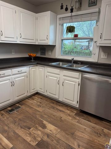 3411 SE Island CIR, Topeka, KS 66605