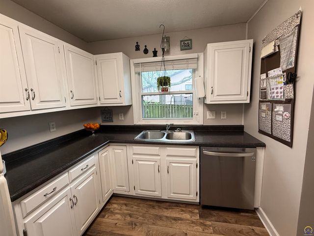 3411 SE Island CIR, Topeka, KS 66605