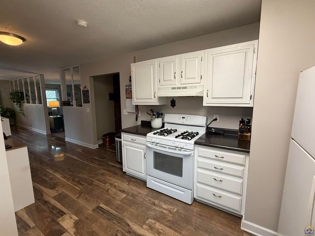 3411 SE Island CIR, Topeka, KS 66605