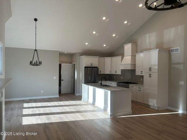 1885 Richmond Dr, Louisville, KY 40205