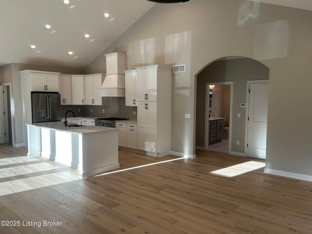 1885 Richmond Dr, Louisville, KY 40205