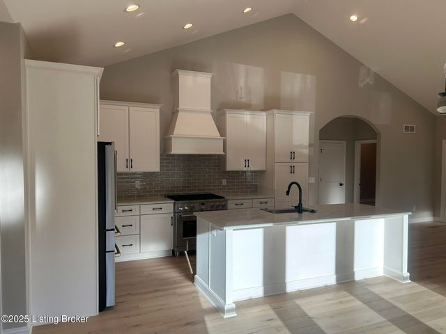 1885 Richmond Dr, Louisville, KY 40205