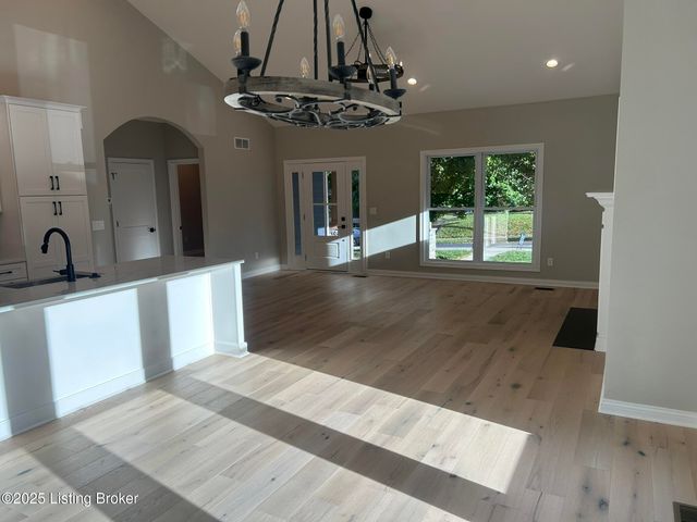 1885 Richmond Dr, Louisville, KY 40205