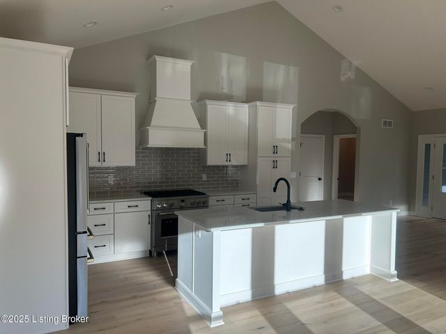 1885 Richmond Dr, Louisville, KY 40205