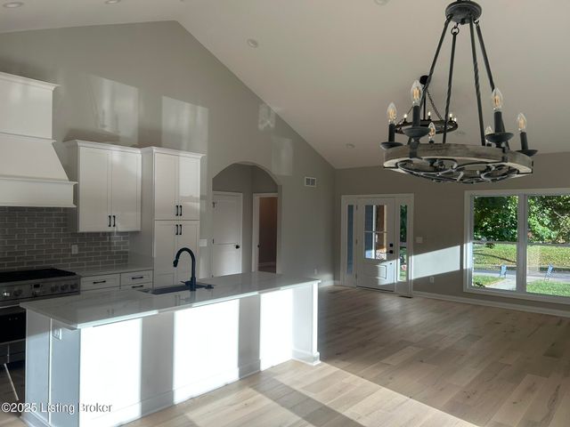 1885 Richmond Dr, Louisville, KY 40205