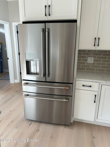 1885 Richmond Dr, Louisville, KY 40205