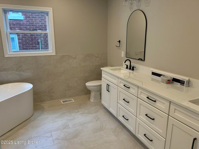 1885 Richmond Dr, Louisville, KY 40205