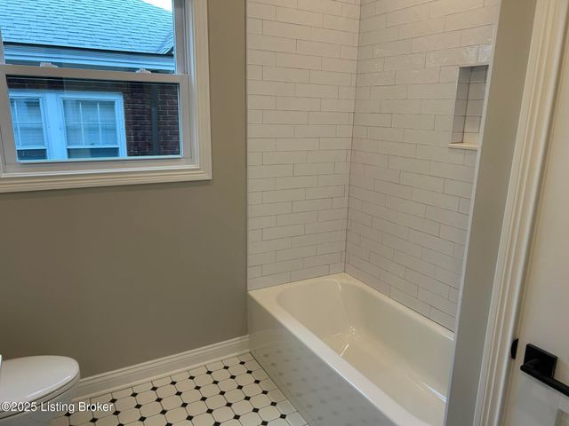 1885 Richmond Dr, Louisville, KY 40205