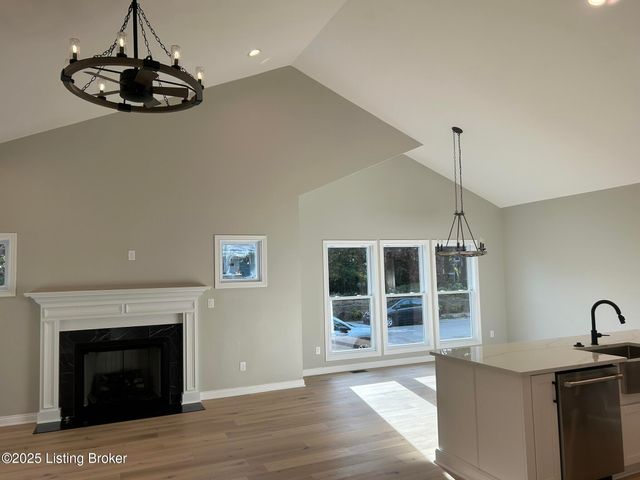 1885 Richmond Dr, Louisville, KY 40205