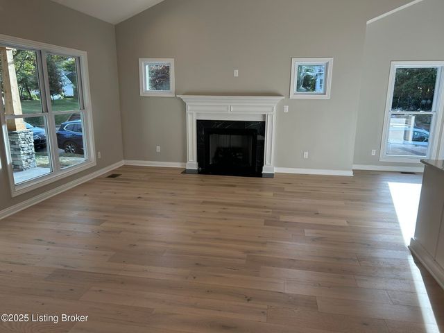 1885 Richmond Dr, Louisville, KY 40205