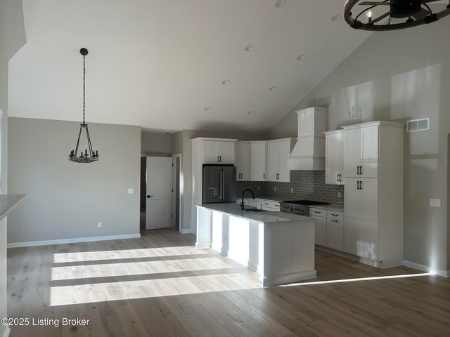 1885 Richmond Dr, Louisville, KY 40205