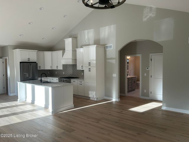 1885 Richmond Dr, Louisville, KY 40205