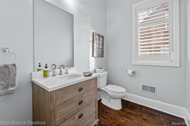 864 Chestnut Street, Birmingham, MI 48009