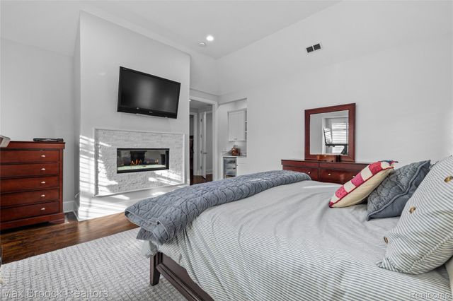 864 Chestnut Street, Birmingham, MI 48009