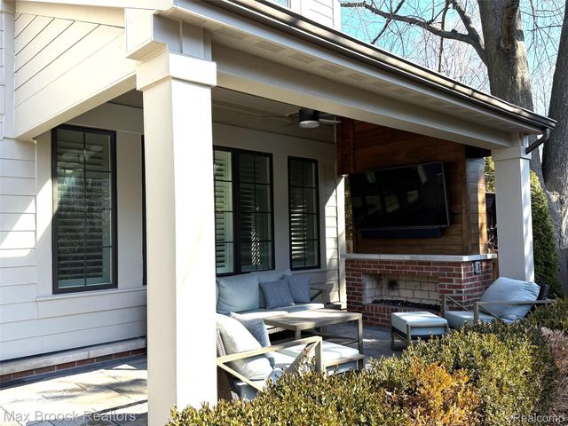 864 Chestnut Street, Birmingham, MI 48009