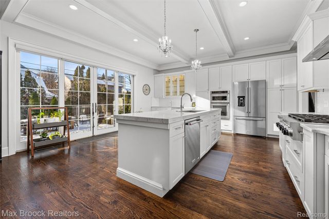 864 Chestnut Street, Birmingham, MI 48009