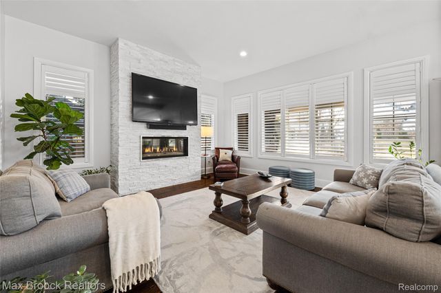 864 Chestnut Street, Birmingham, MI 48009