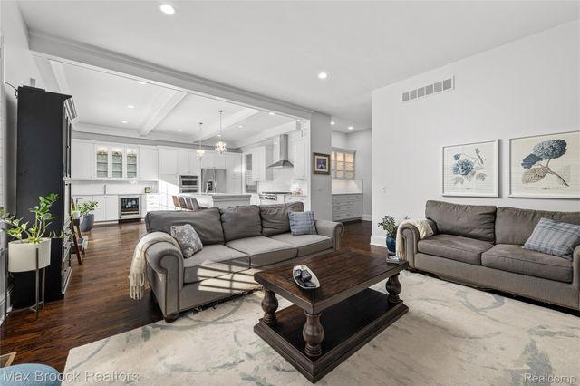 864 Chestnut Street, Birmingham, MI 48009