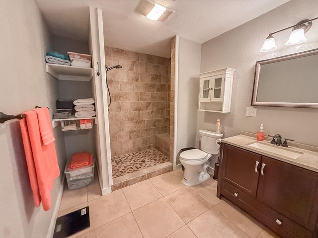 224 Maple Drive, Hitchcock, TX 77563