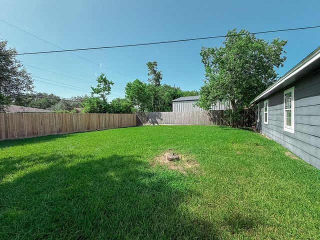 224 Maple Drive, Hitchcock, TX 77563
