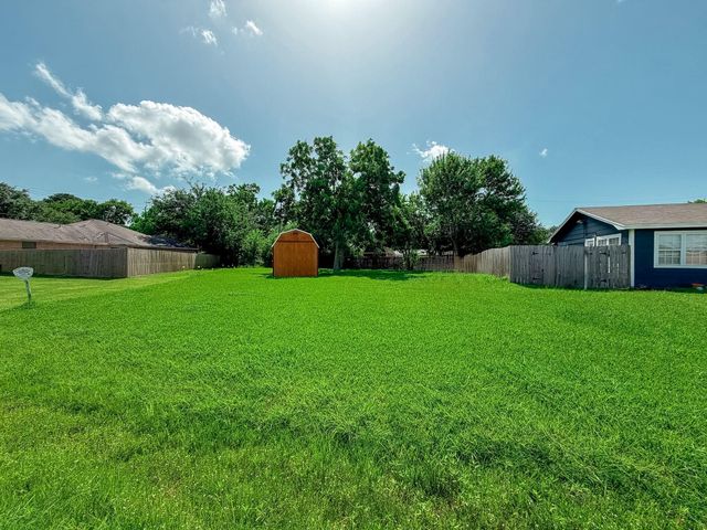224 Maple Drive, Hitchcock, TX 77563