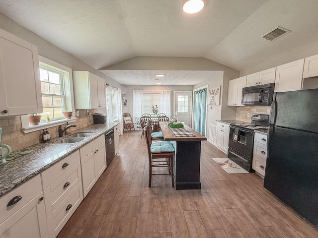 224 Maple Drive, Hitchcock, TX 77563