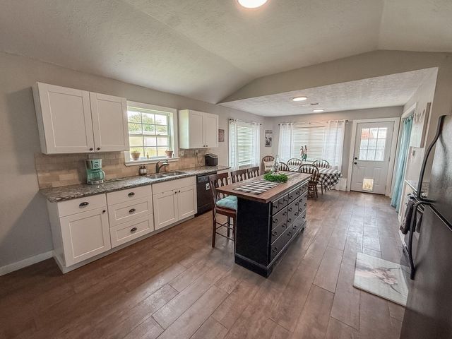 224 Maple Drive, Hitchcock, TX 77563