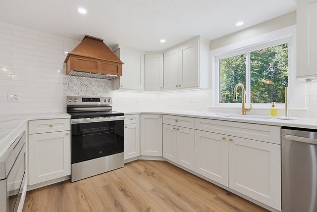 299 S Precinct St, Taunton, MA 02718