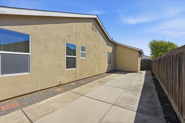 1452 Claridge Ct, Plumas Lake, CA 95961