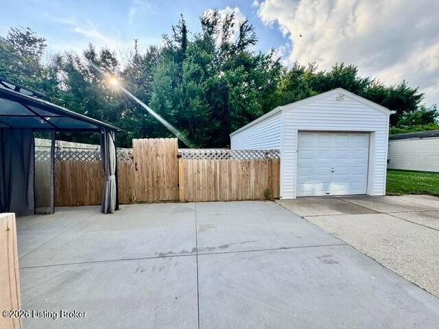5606 Christian Ridge Ct, Louisville, KY 40258