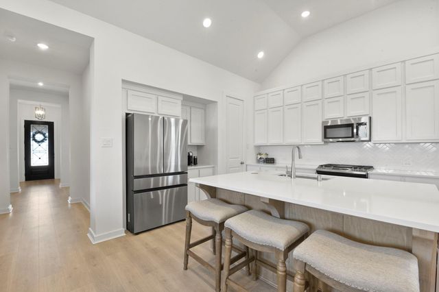 11915 S Pavillion Drive, Mont Belvieu, TX 77523