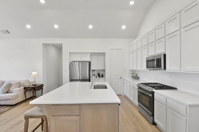 11915 S Pavillion Drive, Mont Belvieu, TX 77523