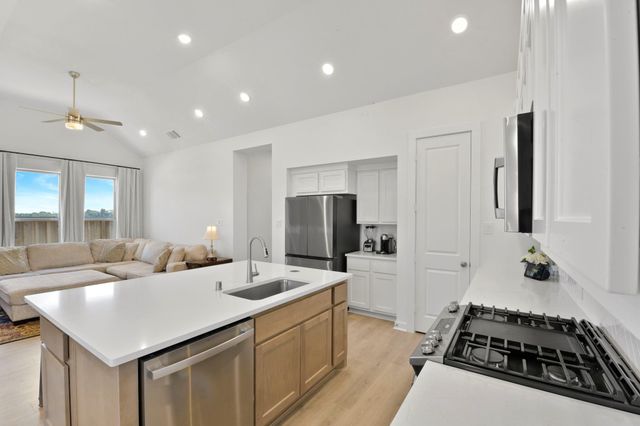 11915 S Pavillion Drive, Mont Belvieu, TX 77523