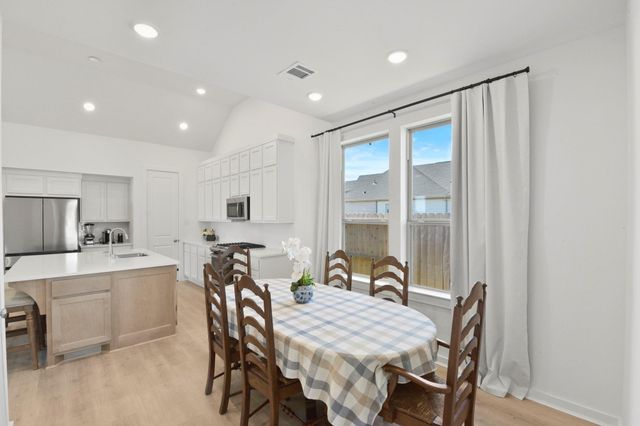 11915 S Pavillion Drive, Mont Belvieu, TX 77523