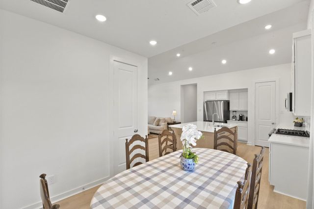 11915 S Pavillion Drive, Mont Belvieu, TX 77523