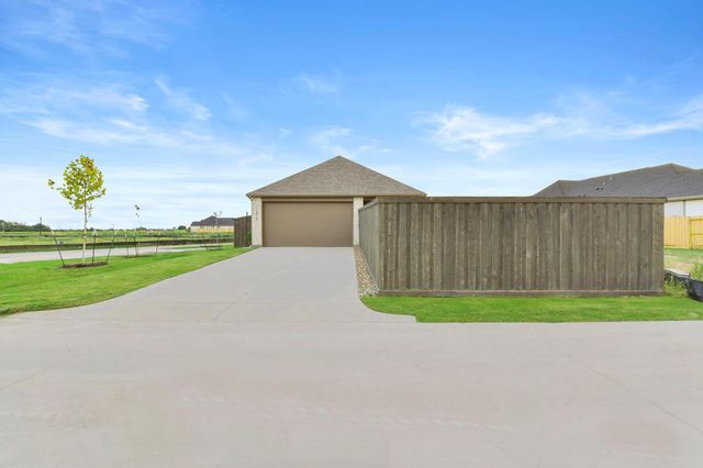 11915 S Pavillion Drive, Mont Belvieu, TX 77523