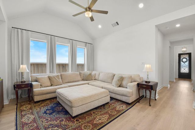 11915 S Pavillion Drive, Mont Belvieu, TX 77523